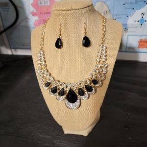 Beautiful Goldtone & Black ladies Necklace set.